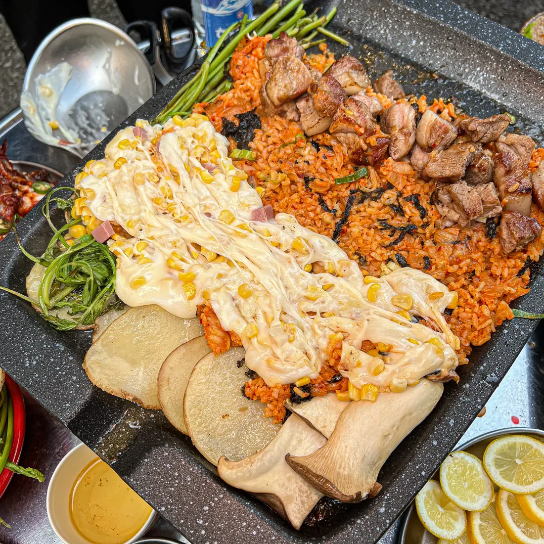 불판 한쪽에 녹인 치즈와 볶음밥, 구워지는 숙성 고기 · 이태원 고기집 · Itaewon Restaurants