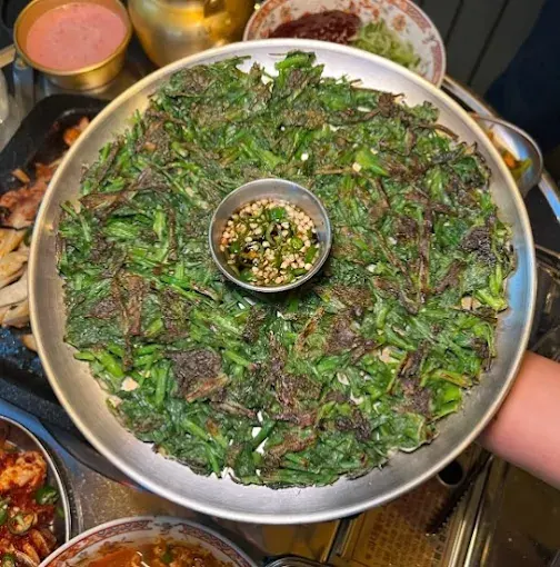 불판 위에 가득 올린 미나리 — 숙성 고기와 곁들이는 한 수 · 이태원 맛집 · Itaewon Korean BBQ