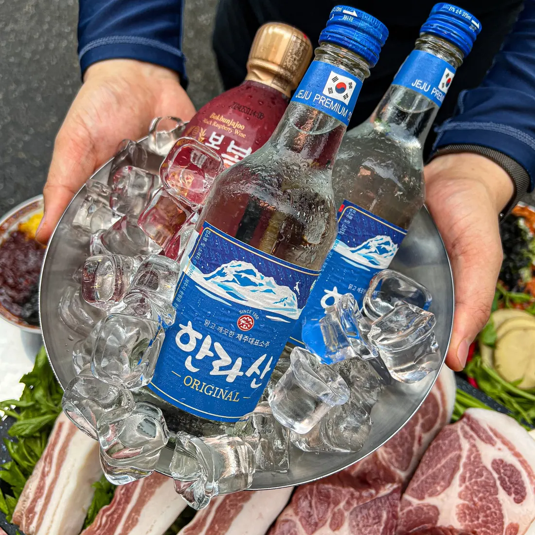 얼음에 꽂아 내온 소주 — 24시간 문을 여는 이태원의 늦은 밤 · 이태원 고기집 · Itaewon Restaurants