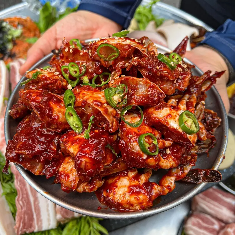 양념게장 추가 — 그냥 먹어도 밥도둑, 불판 위에 살짝 구워 먹으면 더 맛있는 양념게장입니다.