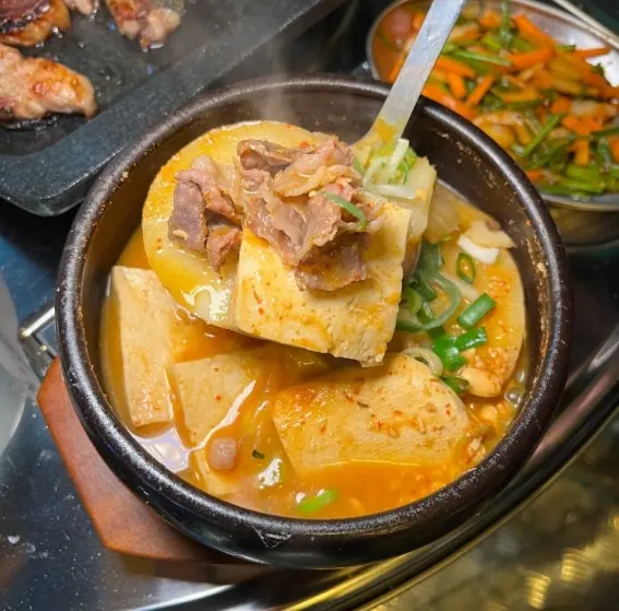 차돌 된장찌개 — 고소한 차돌박이를 듬뿍 넣어 구수하고 든든하게 끓여낸 한 뚝배기입니다.