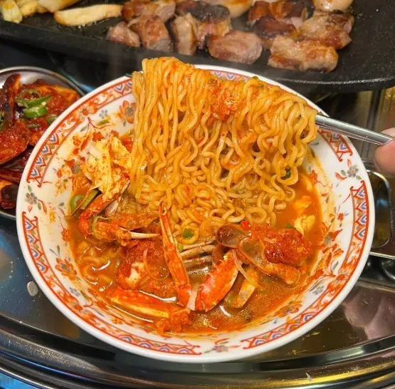 꽃게 라면 — 꽃게를 아낌없이 넣어 국물 한입에 크 소리가 절로 나오는 라면입니다.