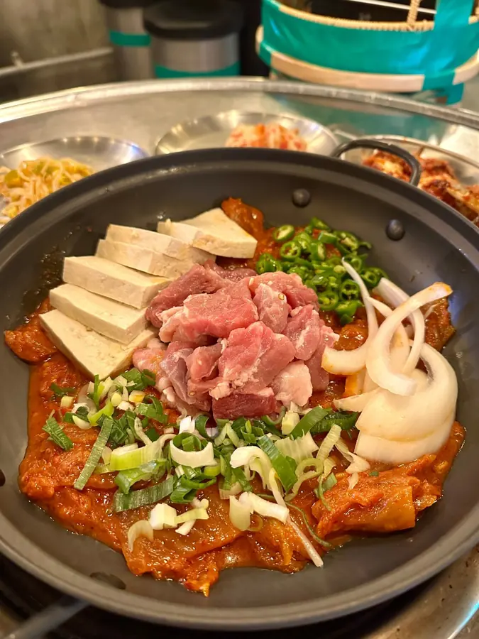 한돈 듬뿍 김치찌개 (점심특선) (점심특선) — 한돈을 아낌없이 넣고 푹 끓여낸, 점심에만 만날 수 있는 든든한 김치찌개 한 상입니다.