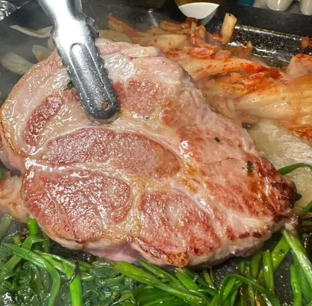 김숙성 특목살 (320g · 2인분씩 주문) — 480시간 교차숙성을 거친 두툼한 목살, 씹을수록 육즙이 터지는 김숙성 간판 부위입니다. (2인분씩 주문 가능)