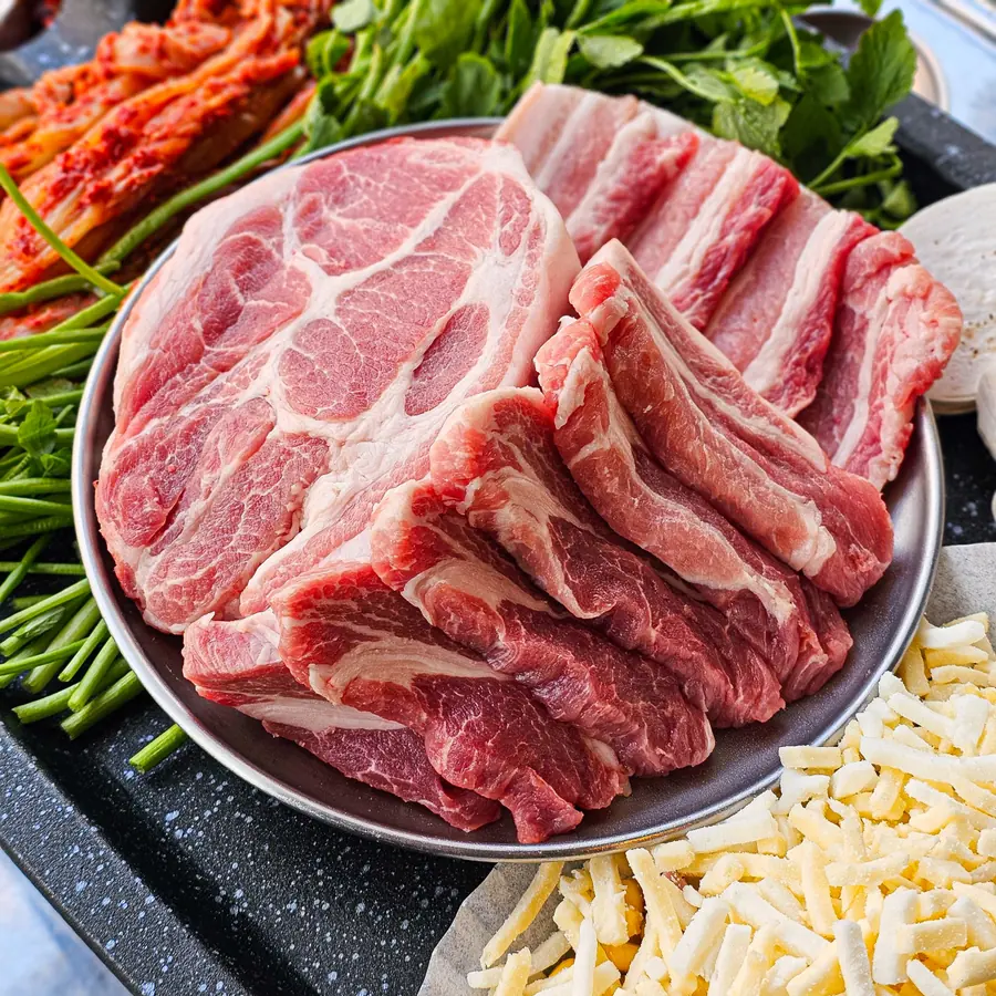Kim Sukseong Special 2 (550g) — Thick-cut 2cm pork neck for two with limited-edition aged pork belly and gabrisal. The perfect set for a night out for two.